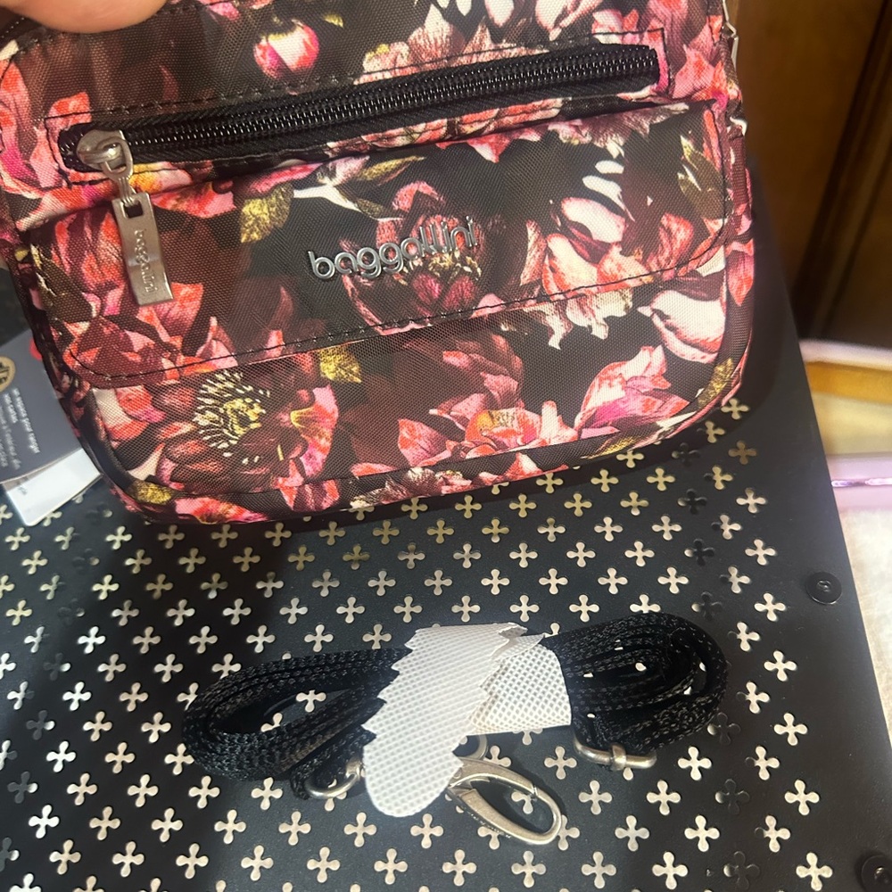 NWT SIZE OS Baggallini Floral Crossbody Bag in Pink and Black - Picture 2 of 7